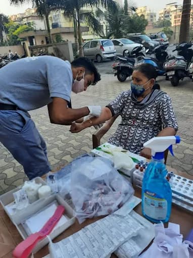 MyLabs Healthcare phlebotomist collecting a blood sample at a patient's home